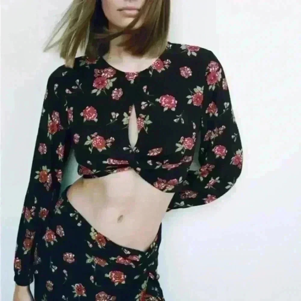 ZARA  | Black/Red Floral Long Sleeve Knotted Crop Top